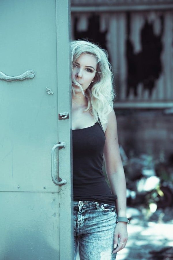 Tips for wearing striped clothing without looking wider