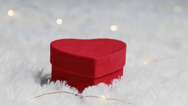 Some reasons for a girl in love to wear a heart-shaped necklace